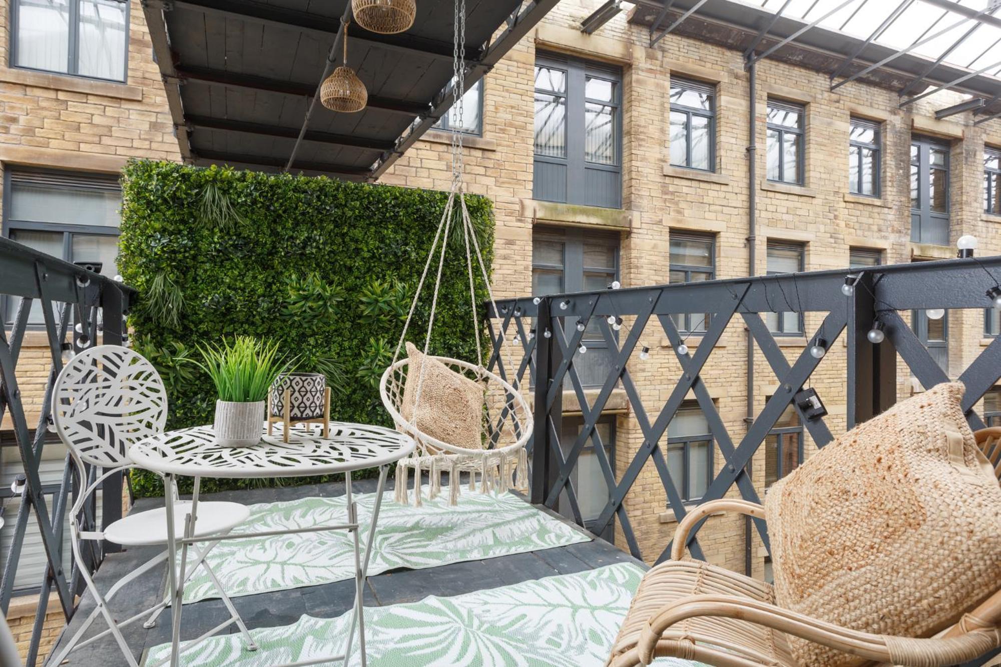 Beautiful 2 Bed With Balcony Apartment *